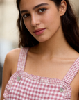 détail bavoir combinaison salopette vichy rose