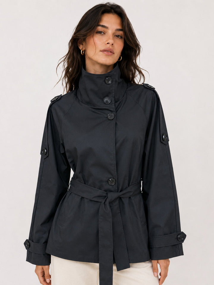 Veste sombre à col montant et ceinture nouée, vue de face