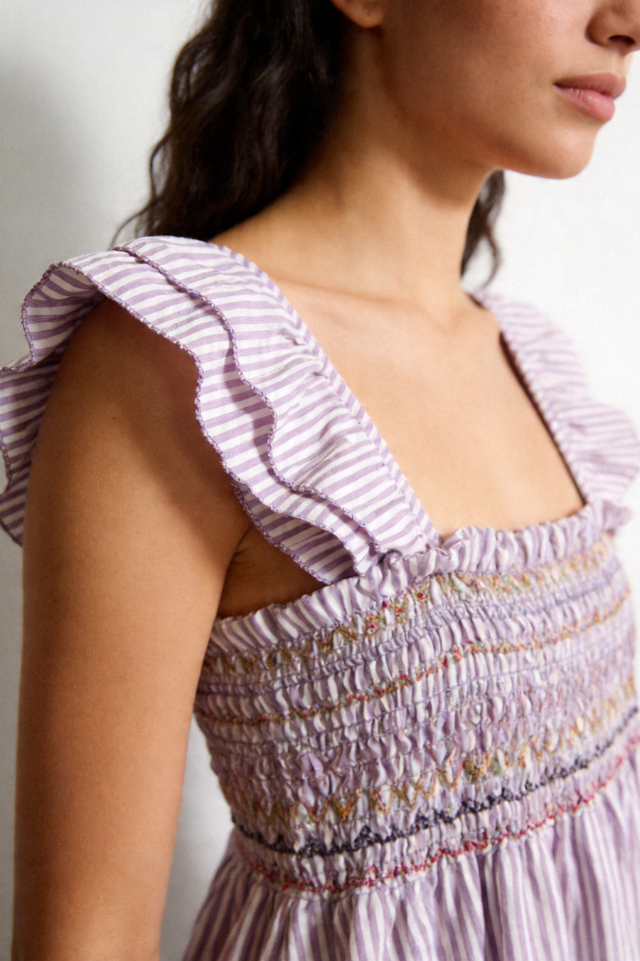 zoom bretelle et buste smocké broderies lilas