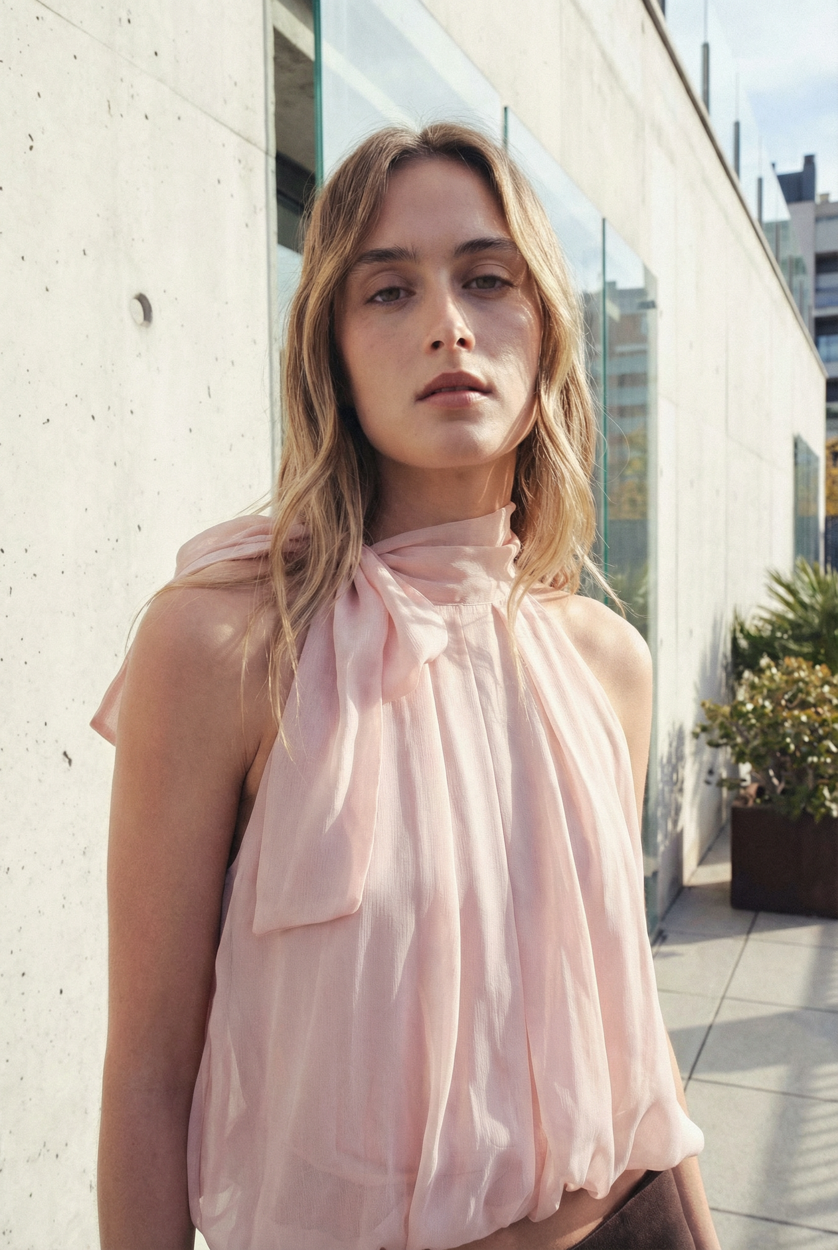 Top sans manches col noué extérieur rose poudré