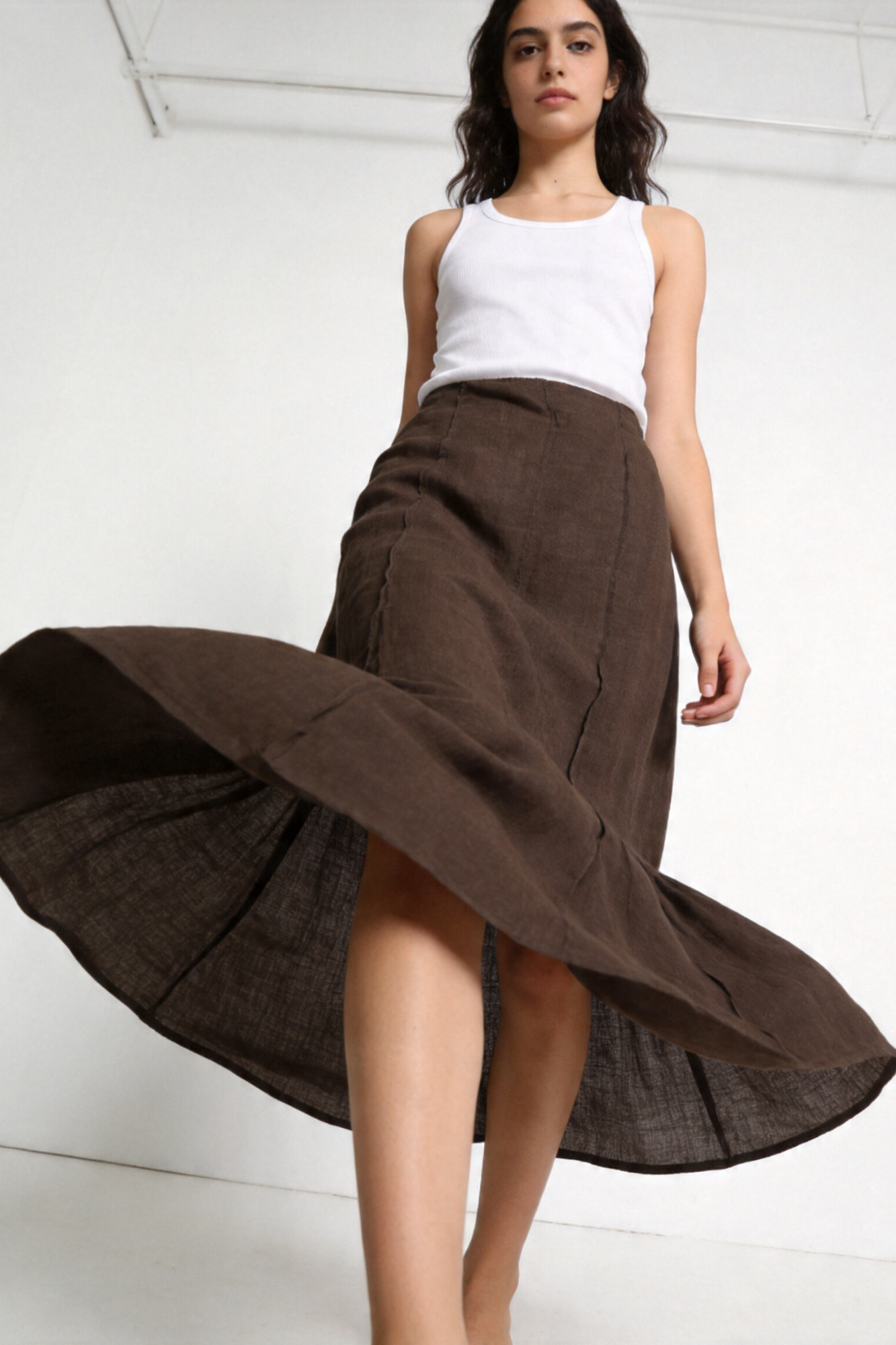 jupe midi lin viscose marron en mouvement