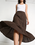 jupe midi lin viscose marron en mouvement