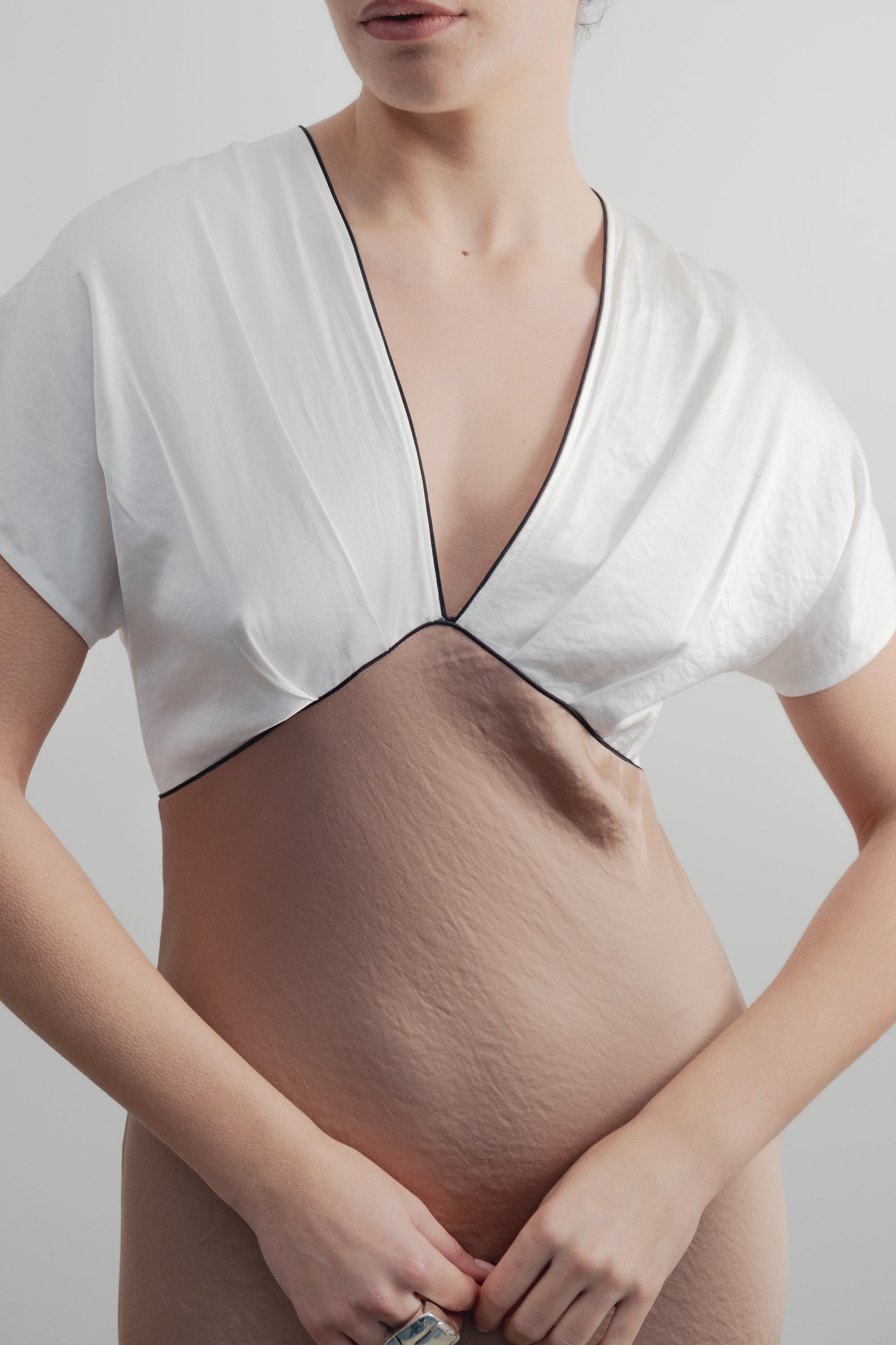 détail encolure V contrastée robe satinée