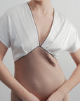 détail encolure V contrastée robe satinée