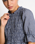 blouse à carreaux bleu foncé focus col rond