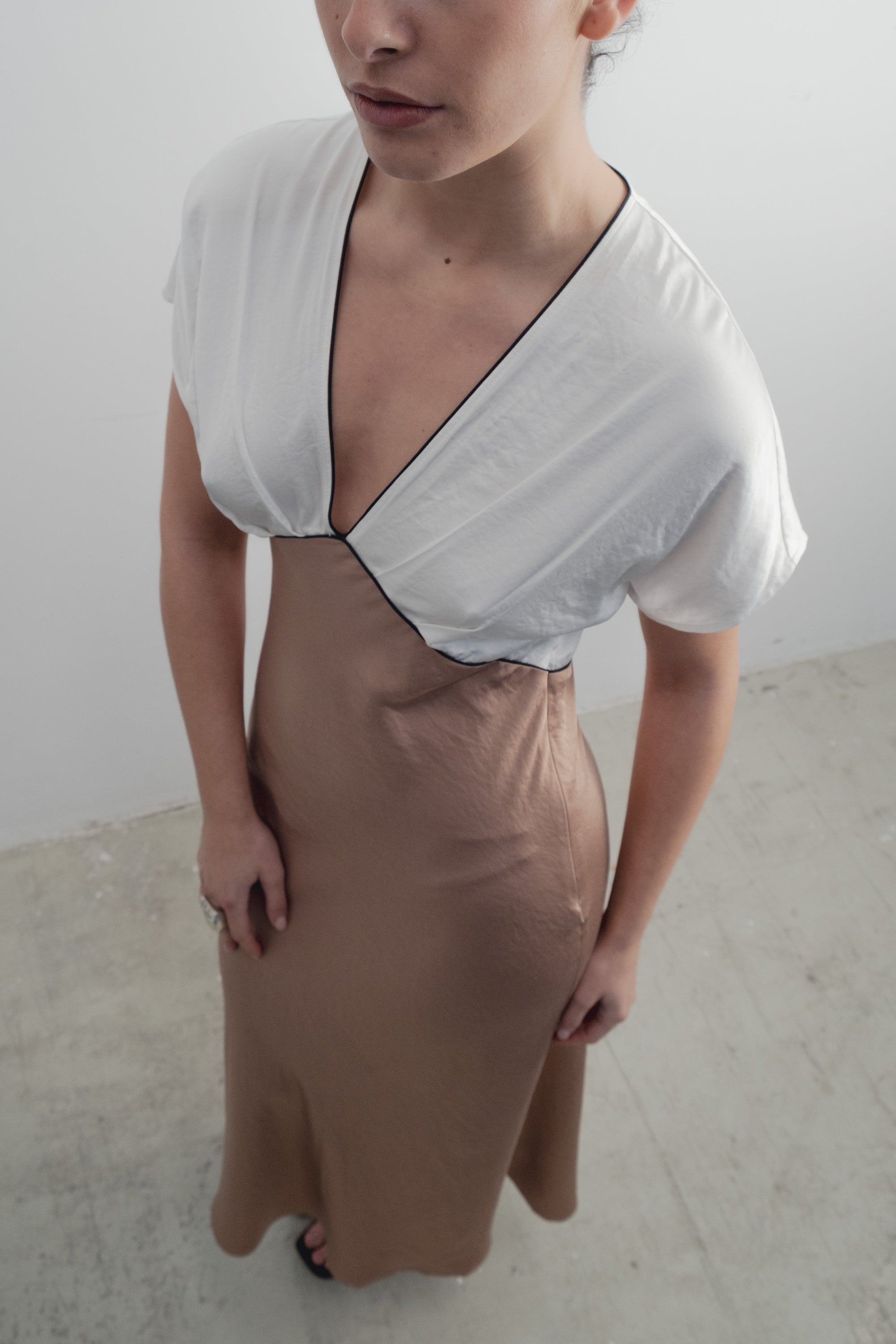 robe satinée beige vue plongeante