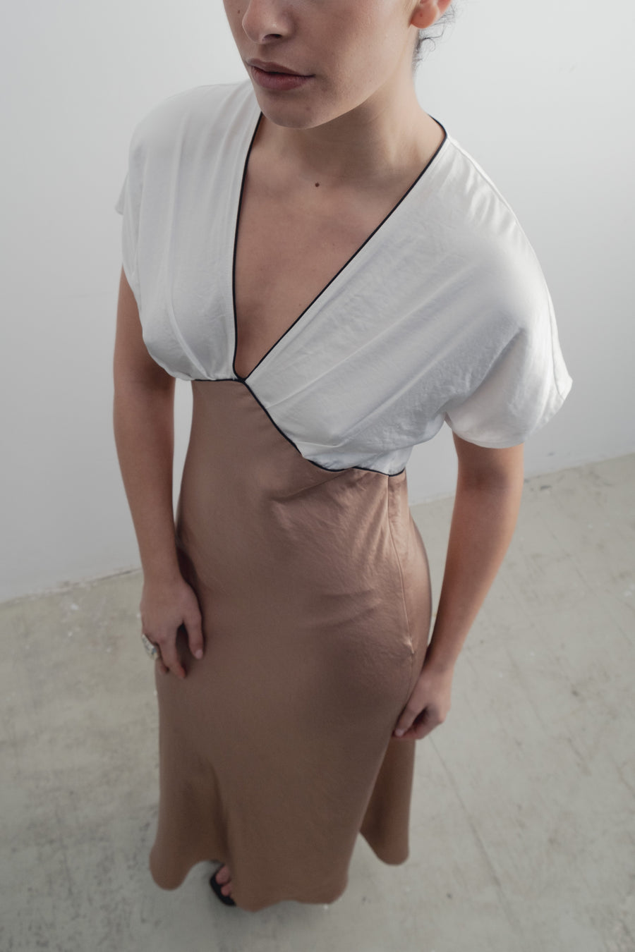 robe satinée beige vue plongeante