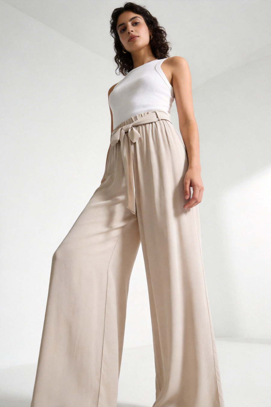 pantalon ample viscose beige porté