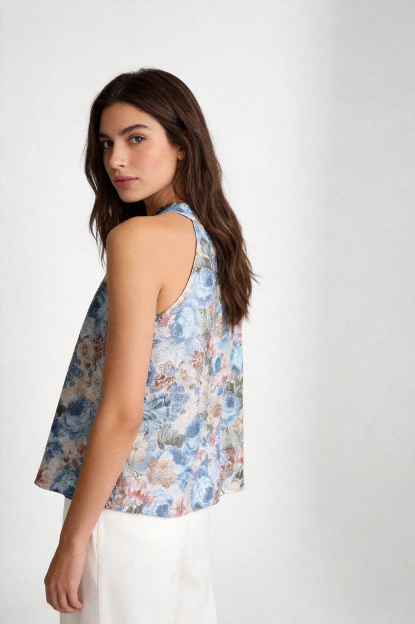 top halter imprimé fleurs porté dos bleu clair