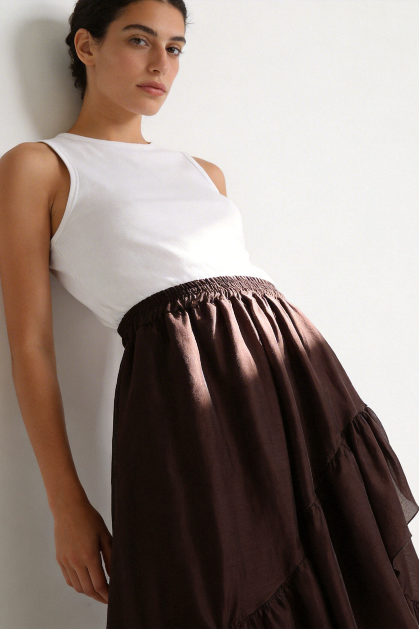 jupe tencel fluide femme marron portée pose assise