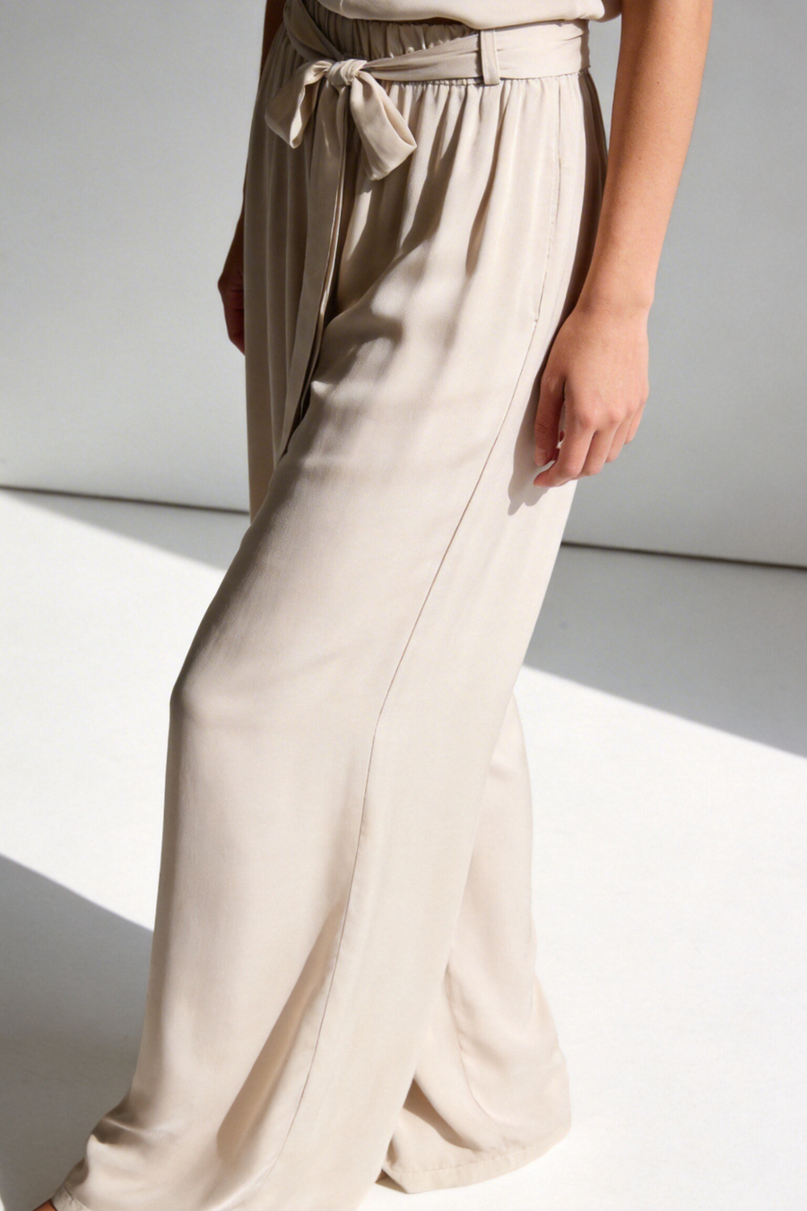 jambe du pantalon beige matière fluide