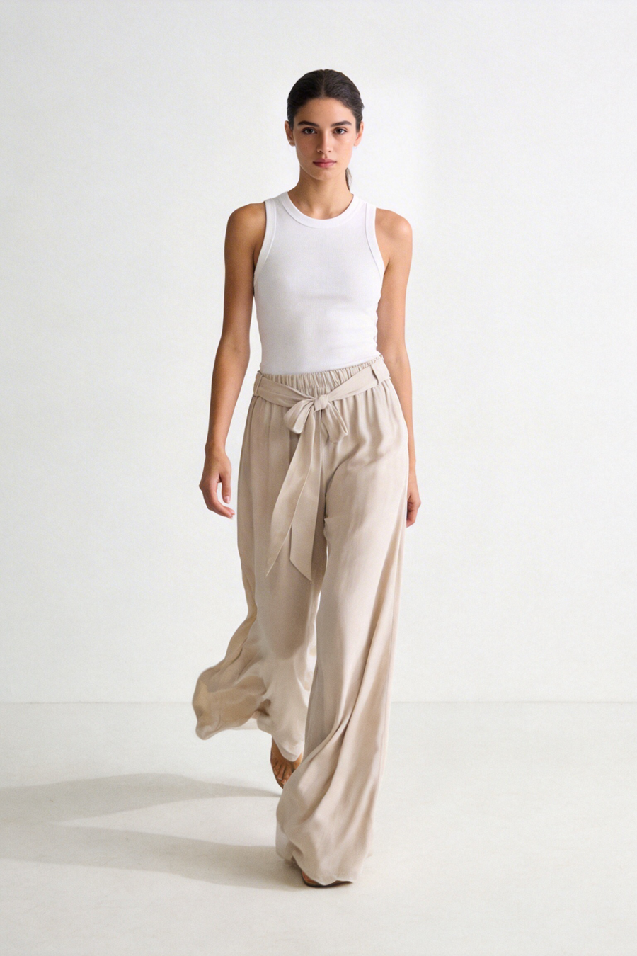 pantalon ample beige en mouvement