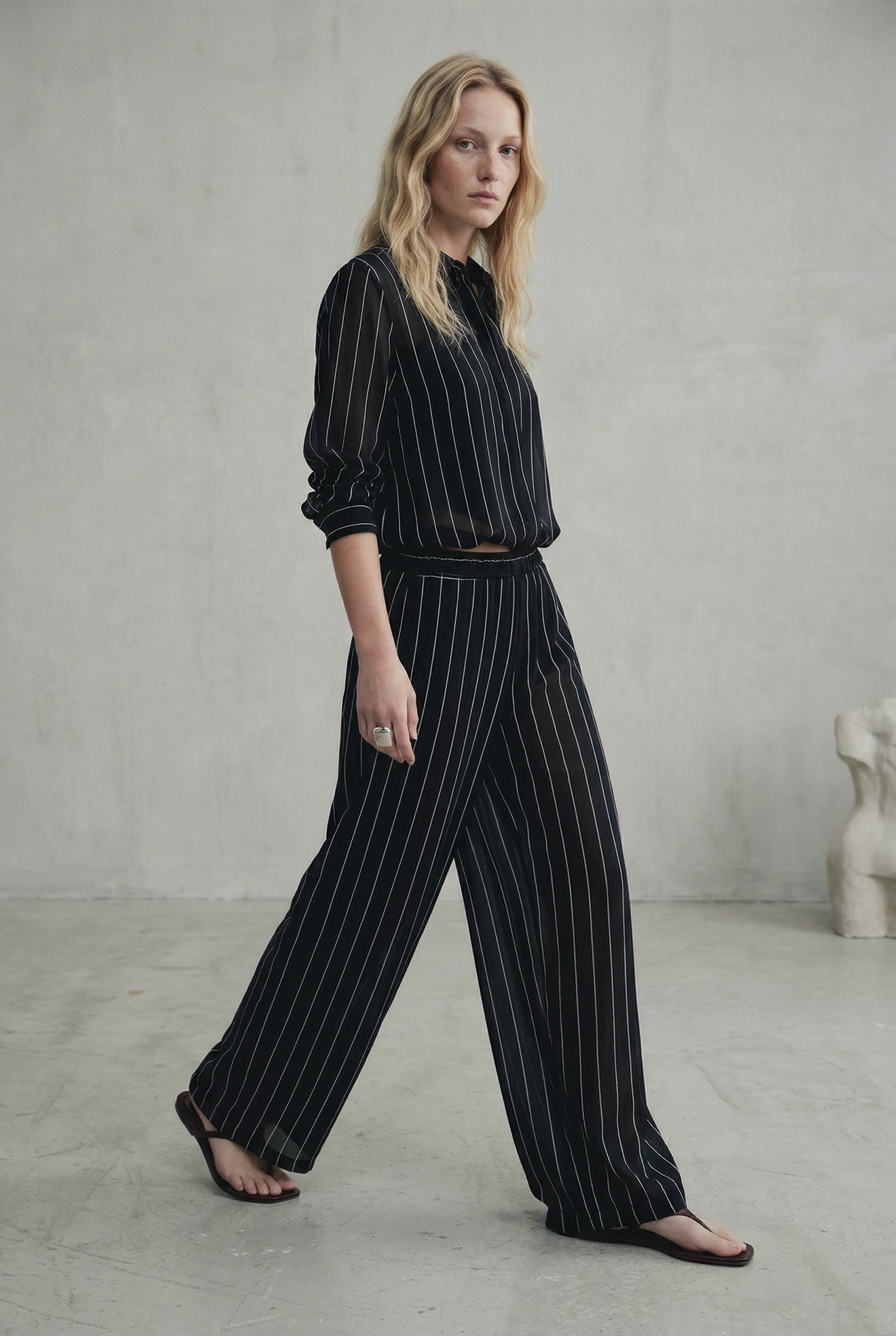Pantalon large rayé femme silhouette profil