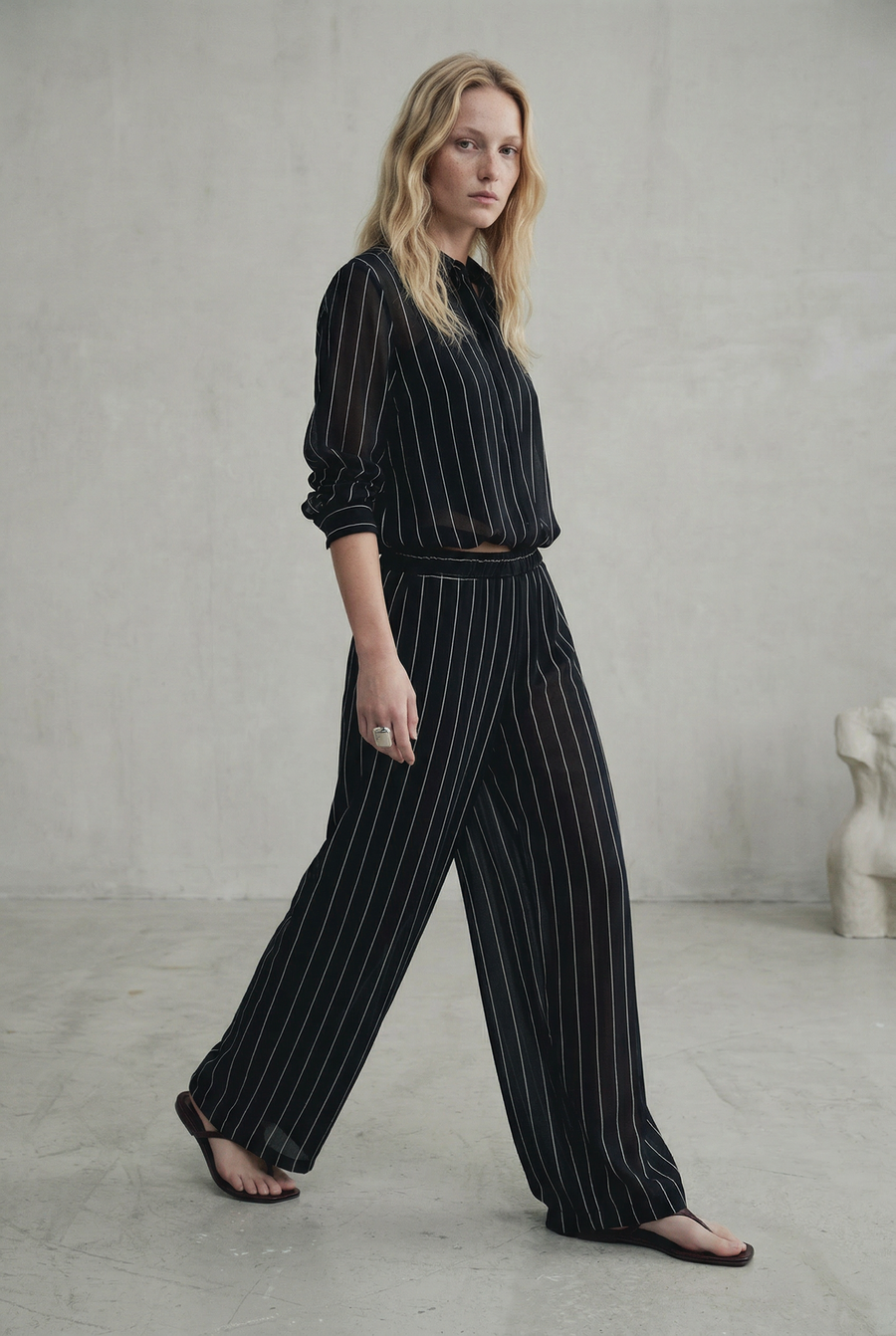 Pantalon large rayé femme silhouette profil