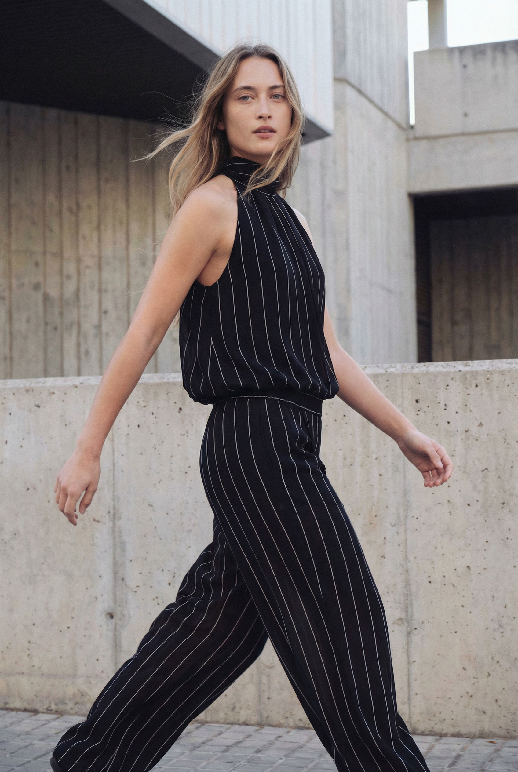 Pantalon large rayé femme en extérieur