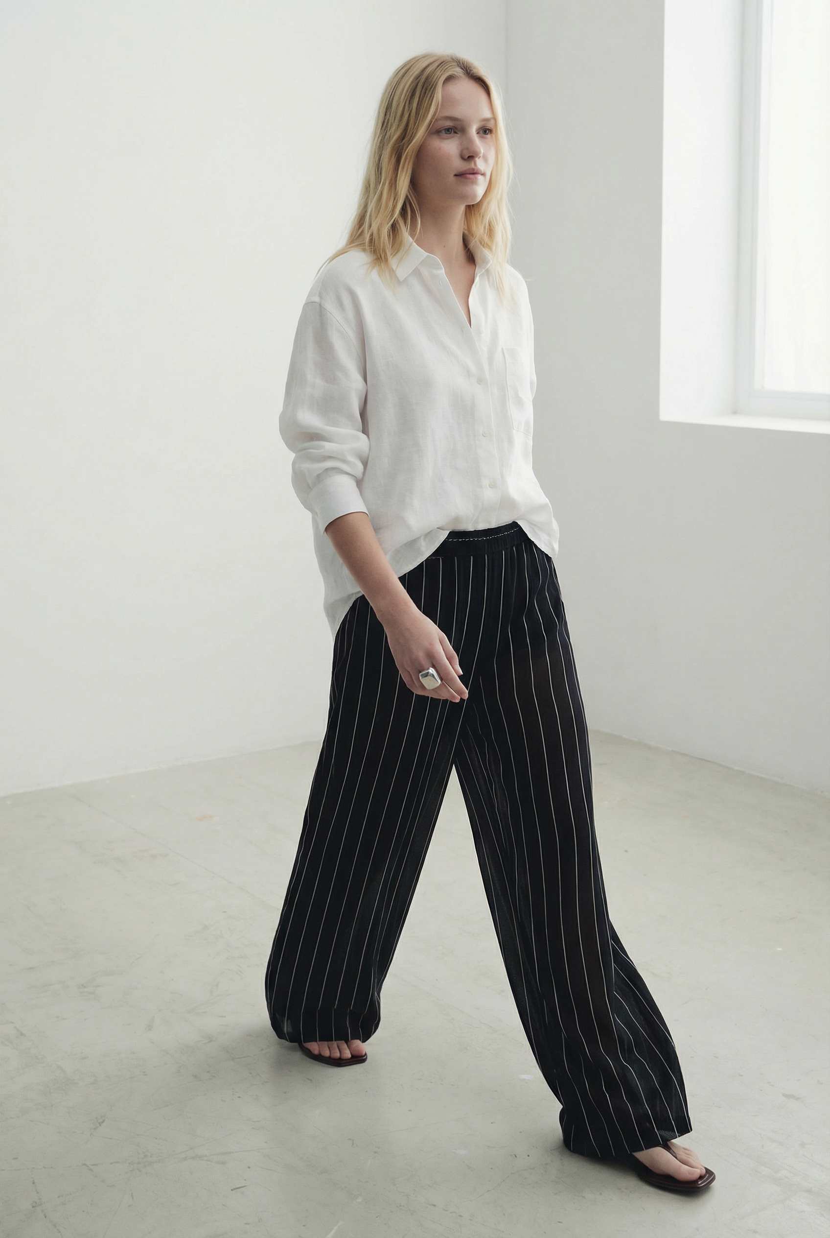 Pantalon large rayé femme en mouvement