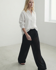 Pantalon large rayé femme en mouvement