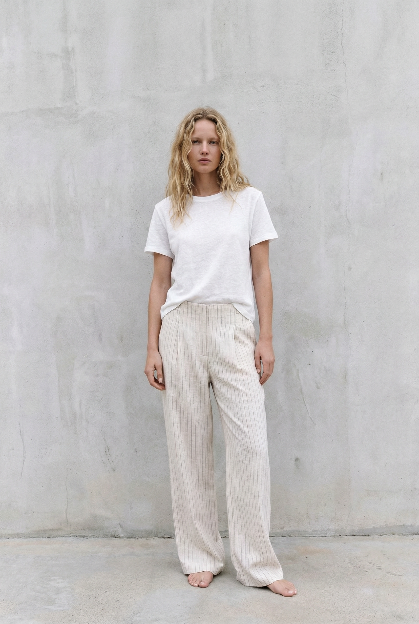 pantalon lin rayé coupe large porté avec t-shirt blanc
