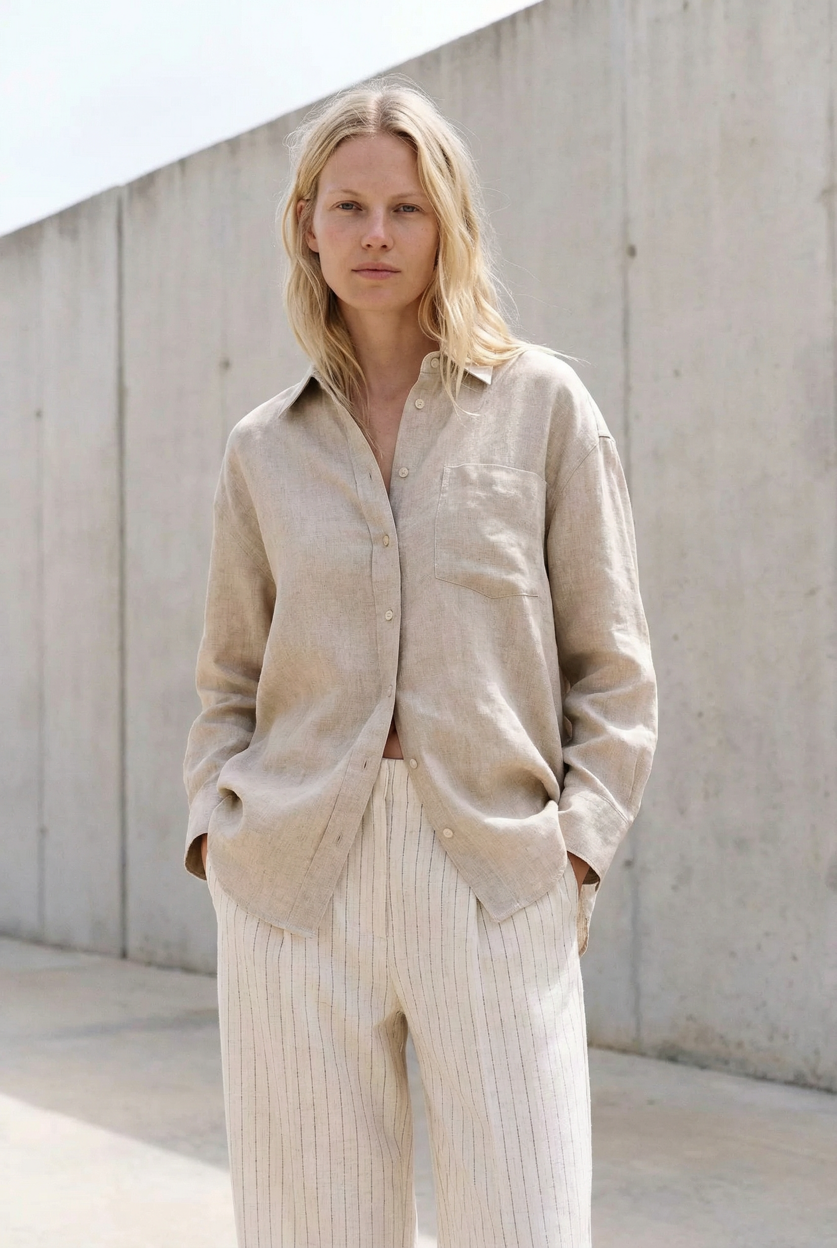 pantalon lin coupe large porté avec chemise beige