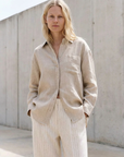 pantalon lin coupe large porté avec chemise beige