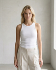 pantalon lin taille haute vu de face avec débardeur blanc