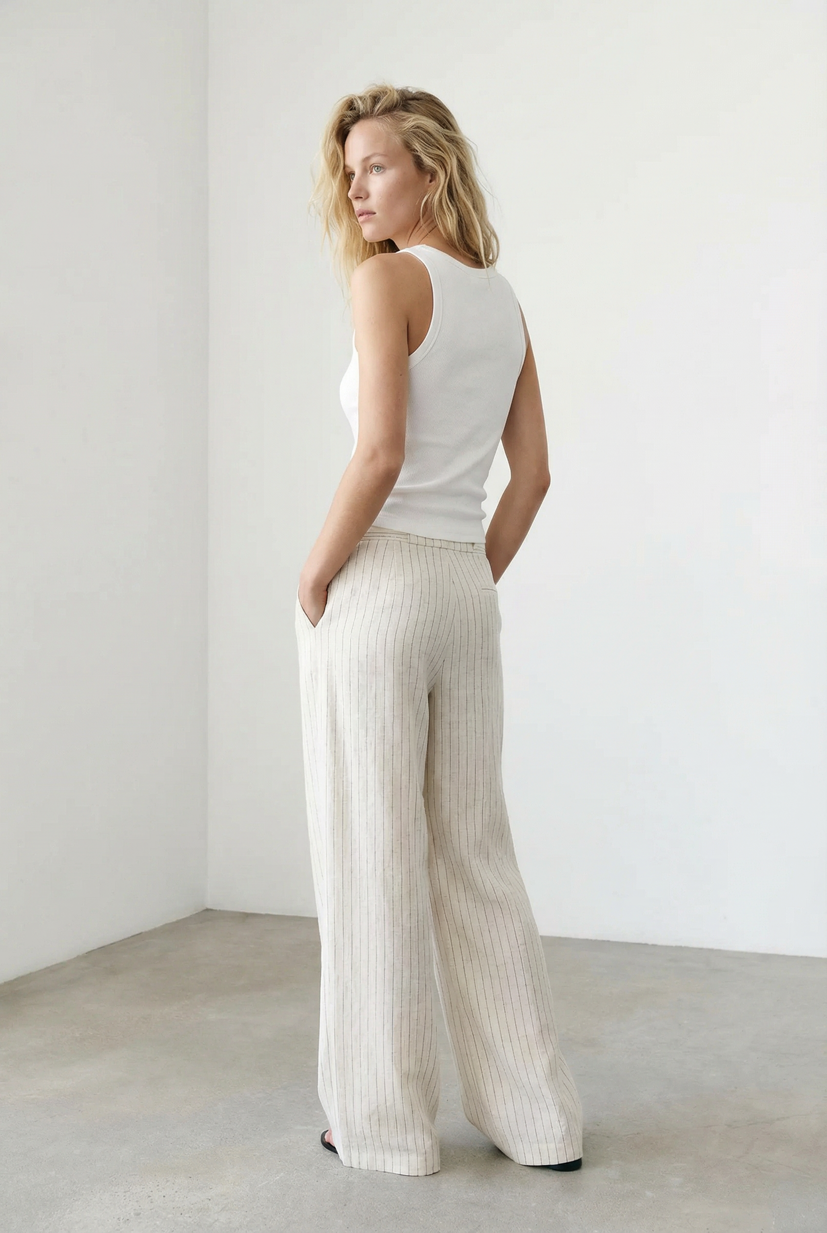 pantalon lin coupe large vu de dos porté avec débardeur