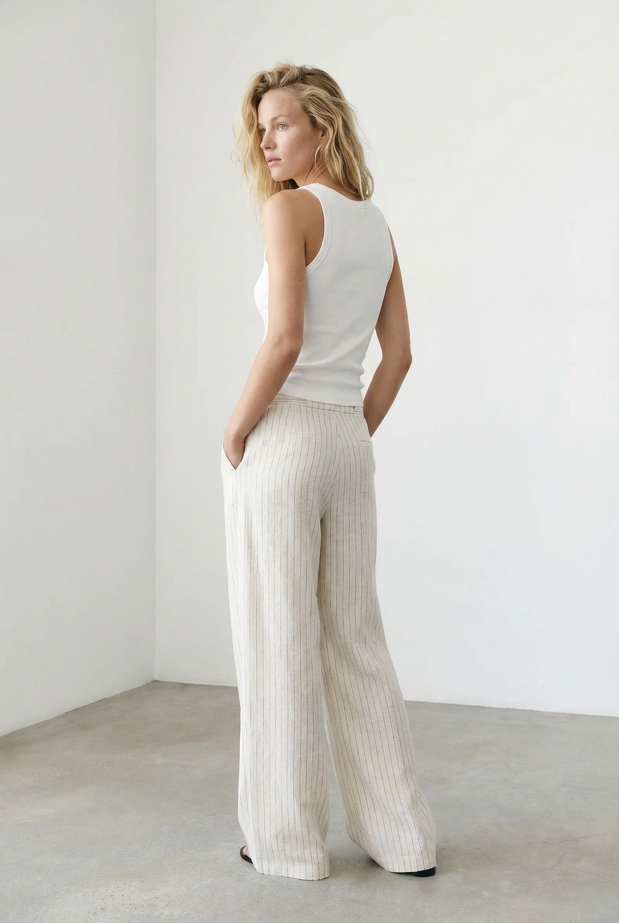 pantalon lin coupe large vu de dos porté avec débardeur