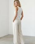 pantalon lin coupe large vu de dos porté avec débardeur