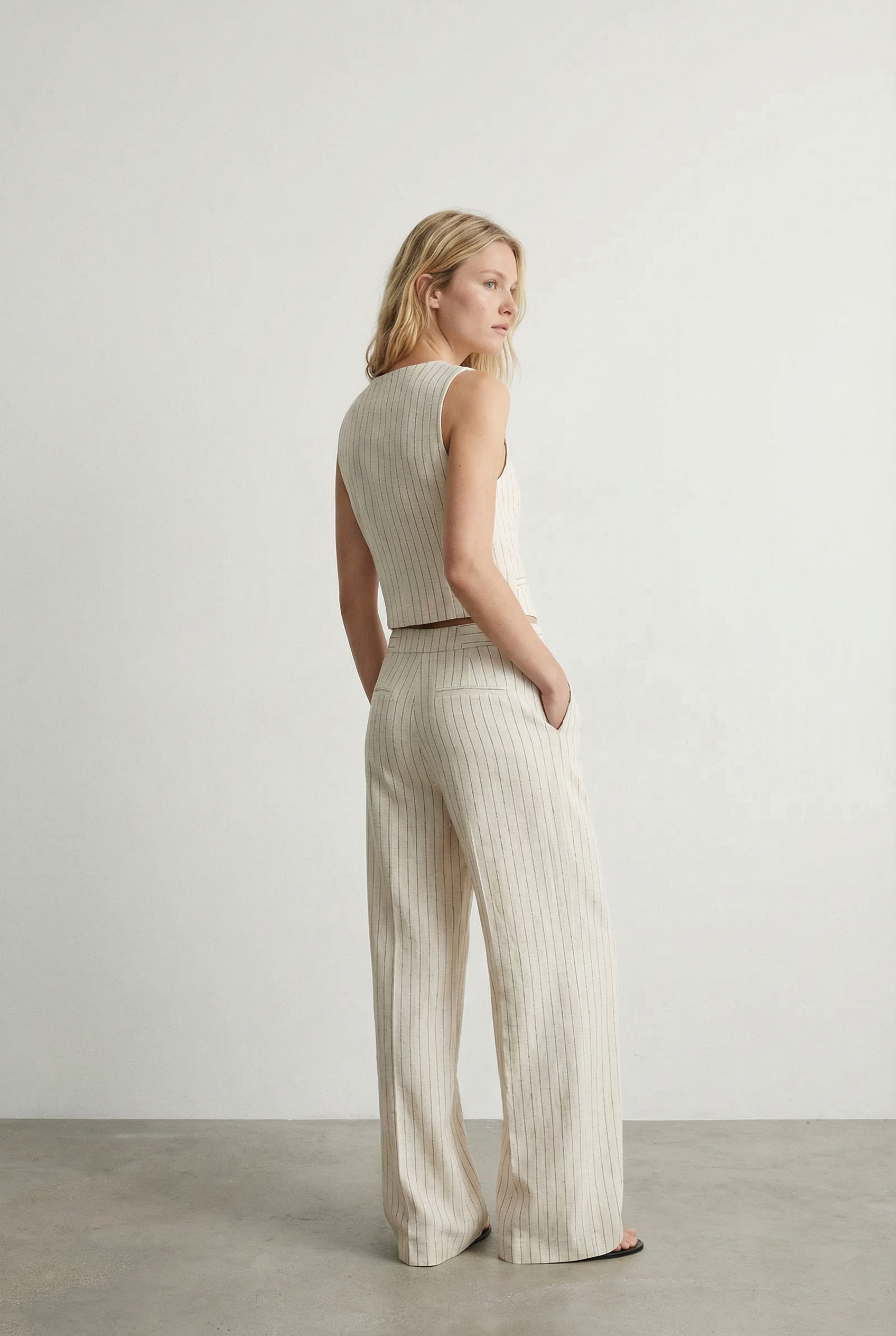 pantalon lin rayé vu de trois-quarts dos