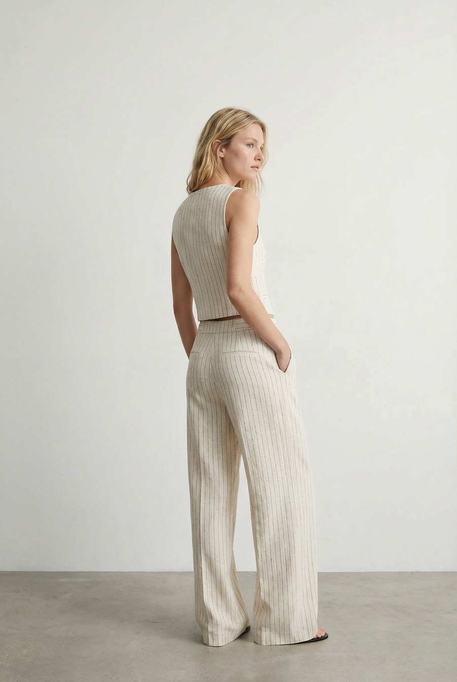 pantalon lin rayé vu de trois-quarts dos
