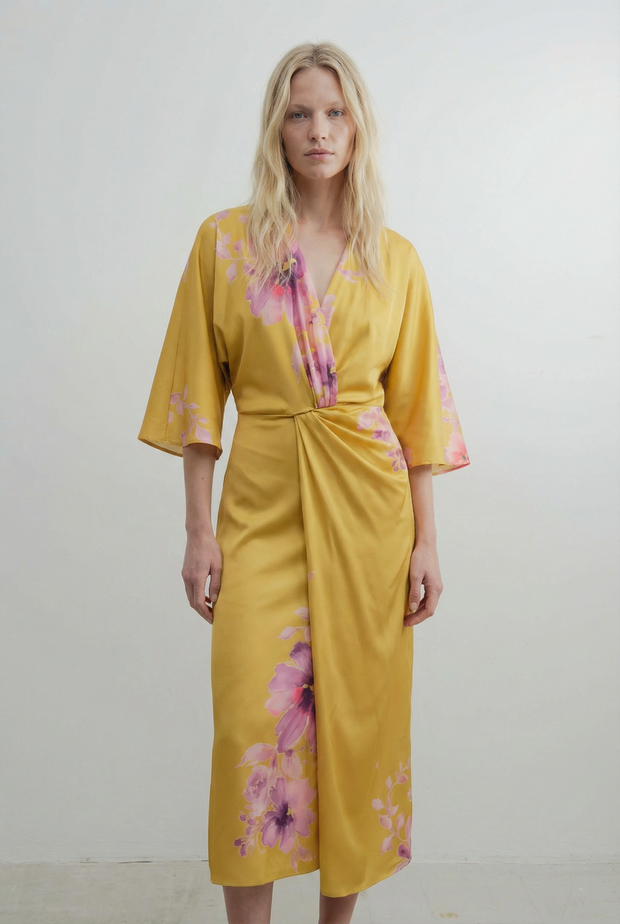 Robe midi croisée satinée jaune à imprimé floral rose, vue de face en pied