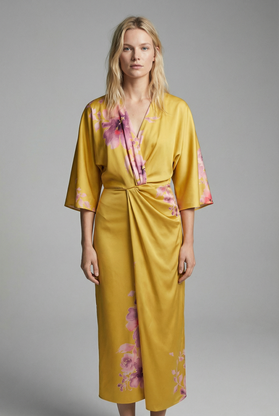 Robe midi croisée satinée jaune à imprimé floral rose, col V et manches larges vue de face