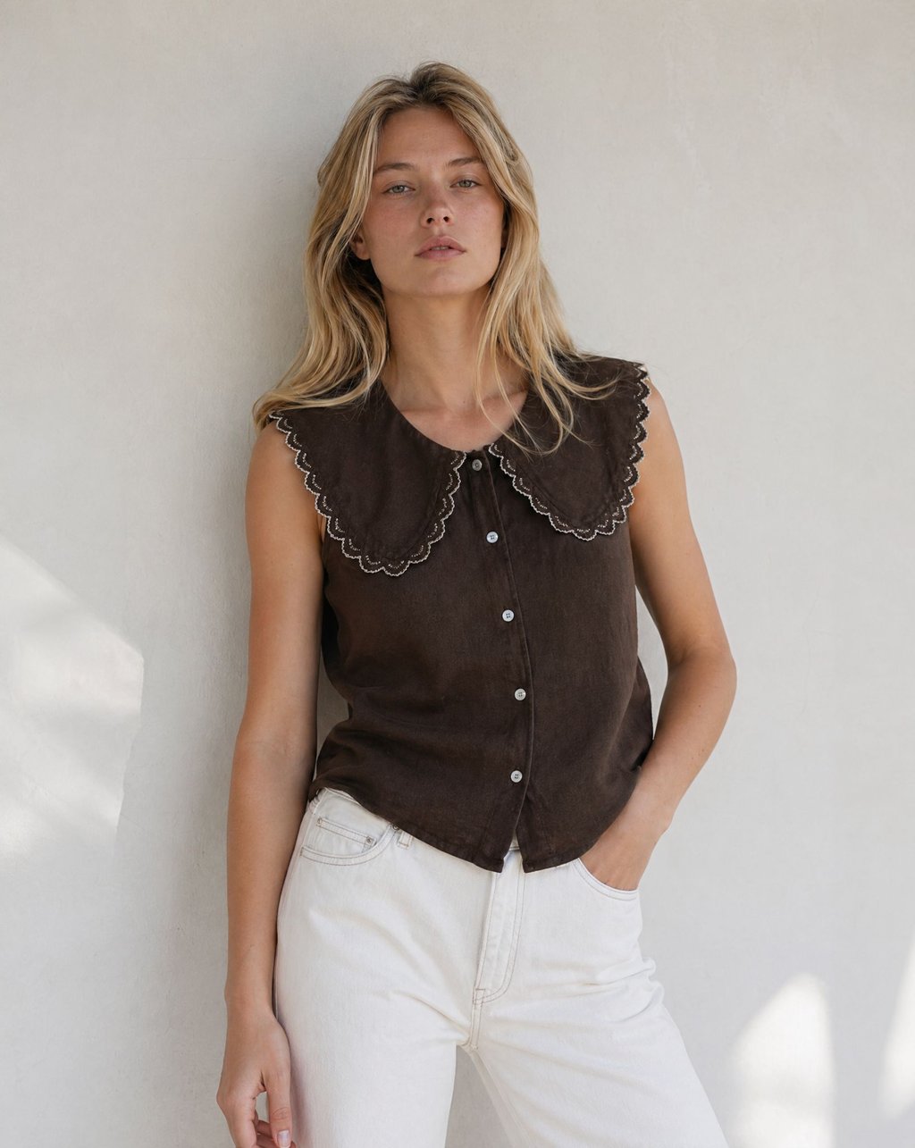 02. Blouse sans manches col Claudine en lin