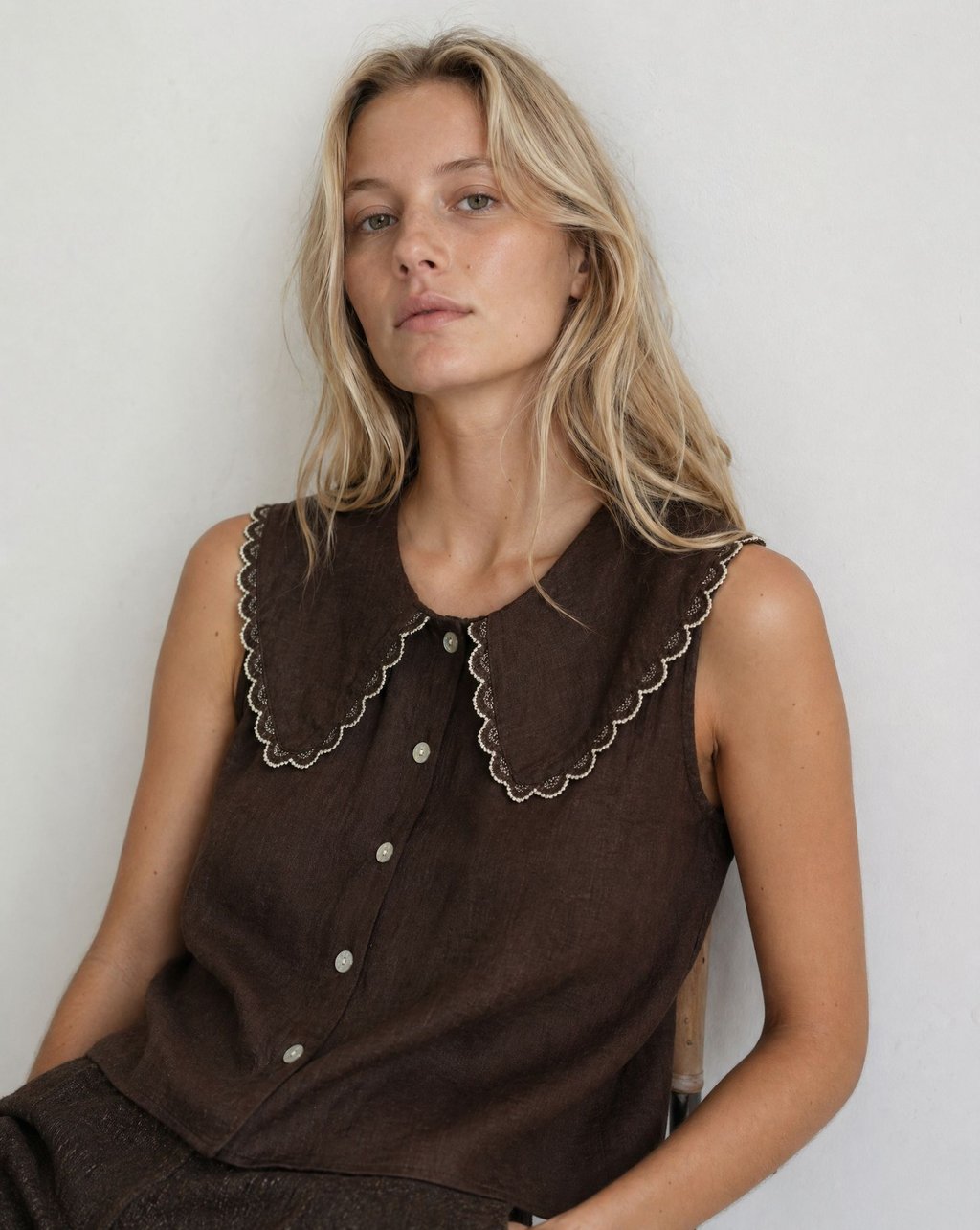 02. Blouse sans manches col Claudine en lin