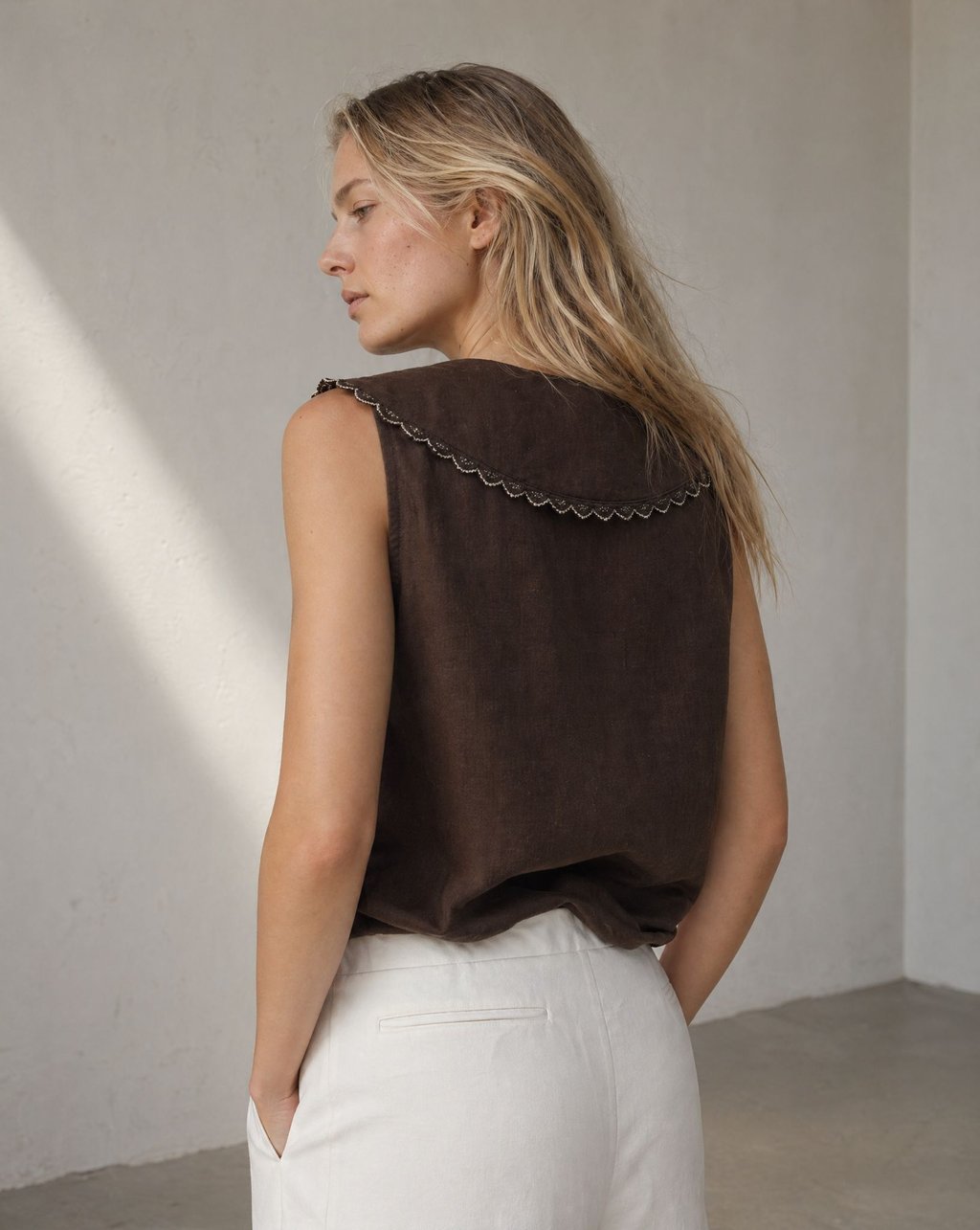 02. Blouse sans manches col Claudine en lin