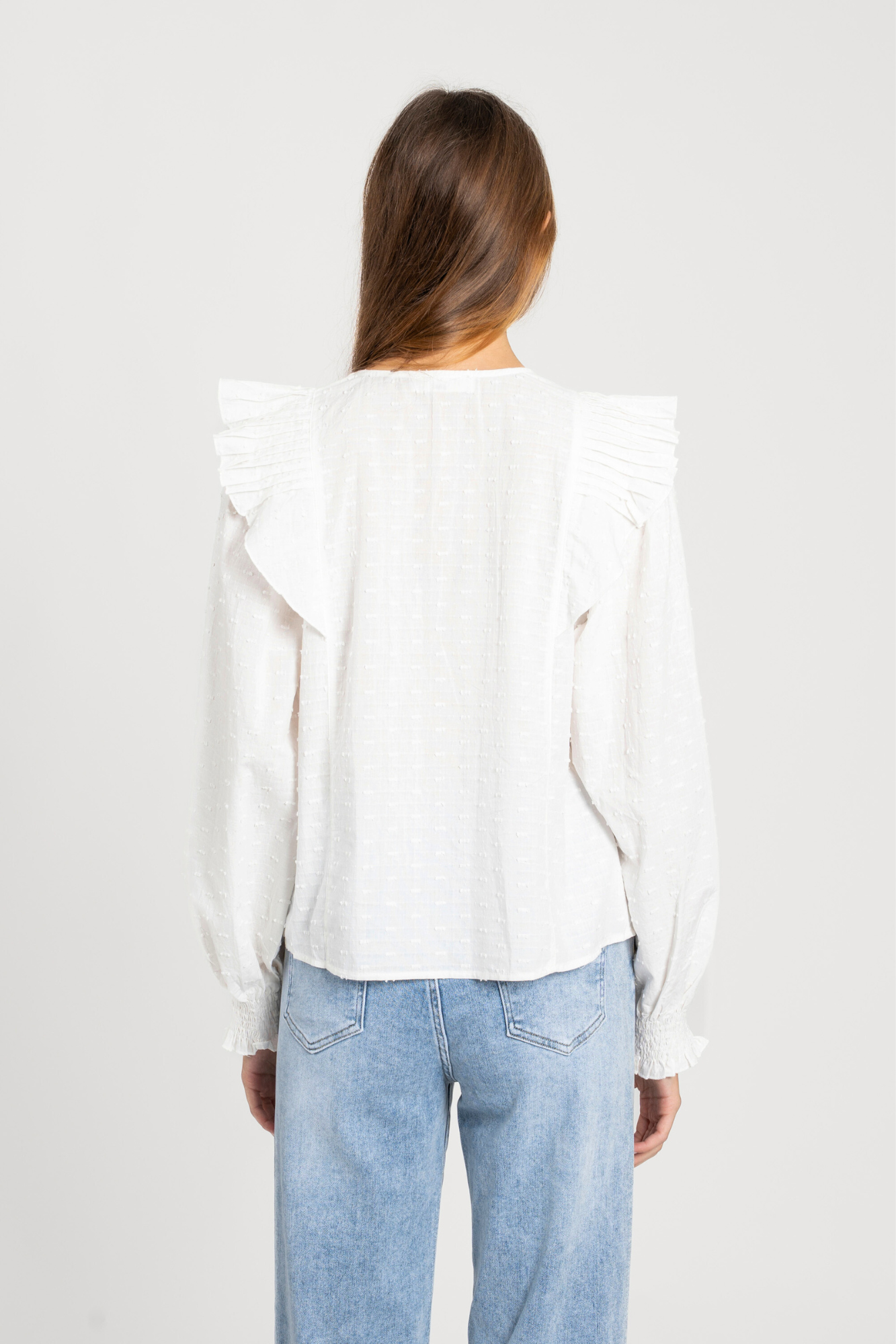 Vue arrière de la blouse plumetis coton blanc femme, mettant en avant le design soigné et féminin, blouse femme coton.