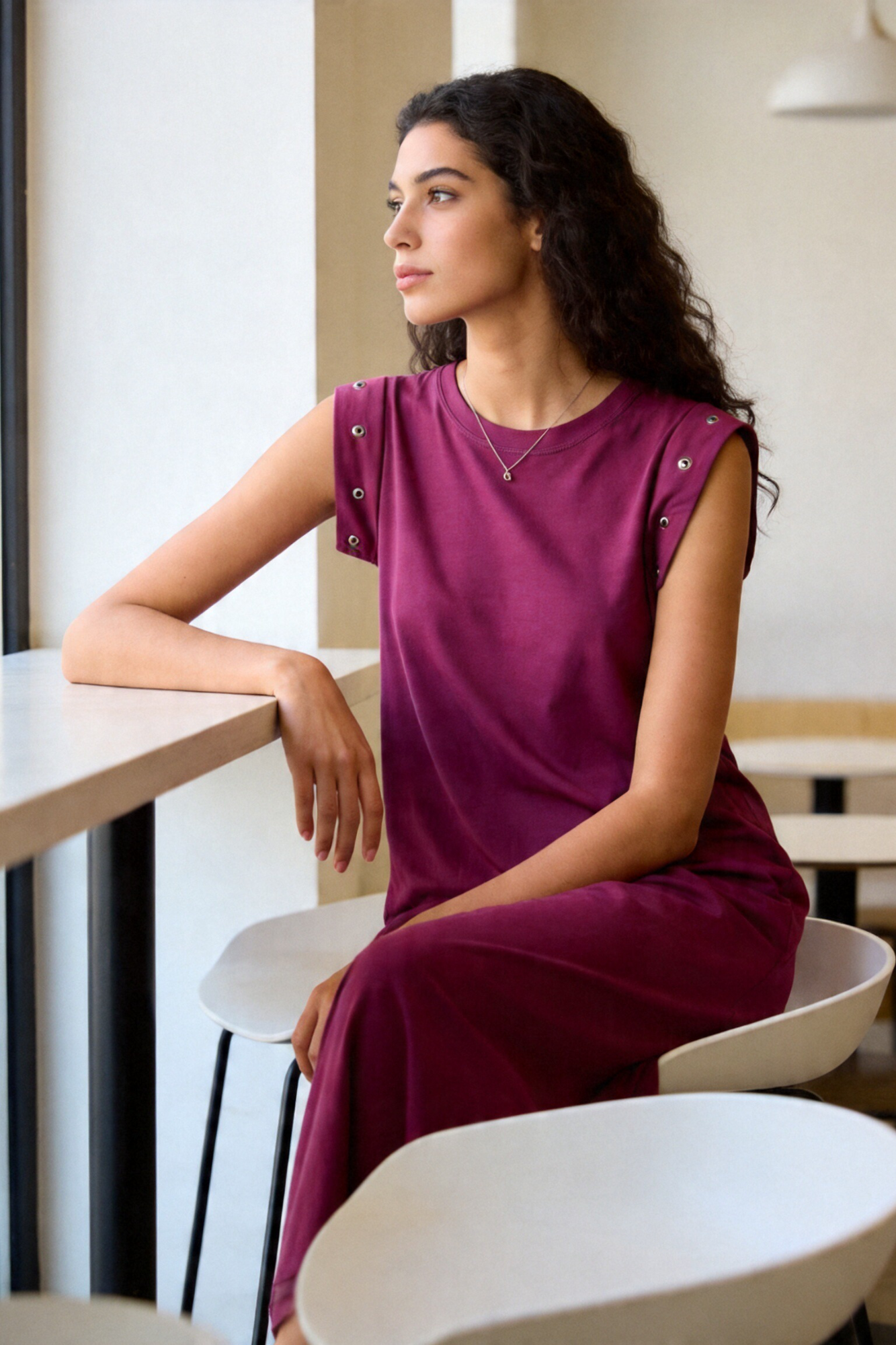 robe coupe droite femme version violette portée détail œillets aux épaules