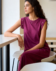 robe coupe droite femme version violette portée détail œillets aux épaules