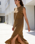 robe coupe droite femme version olive portée fente latérale visible