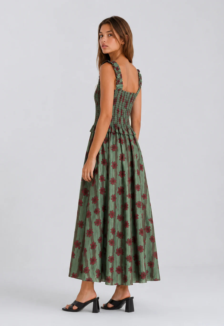 Robe fleurie smockée à bretelles volantées vue portée