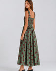 Robe fleurie smockée à bretelles volantées vue portée