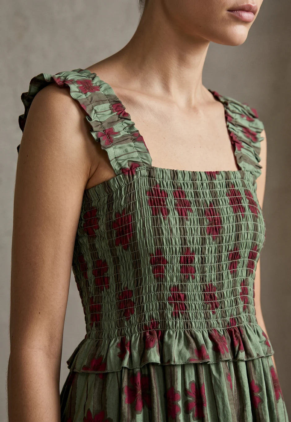 Robe fleurie smockée à bretelles volantées look complet