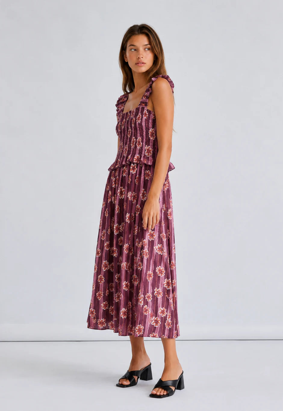 Robe fleurie smockée à bretelles volantées vue 9