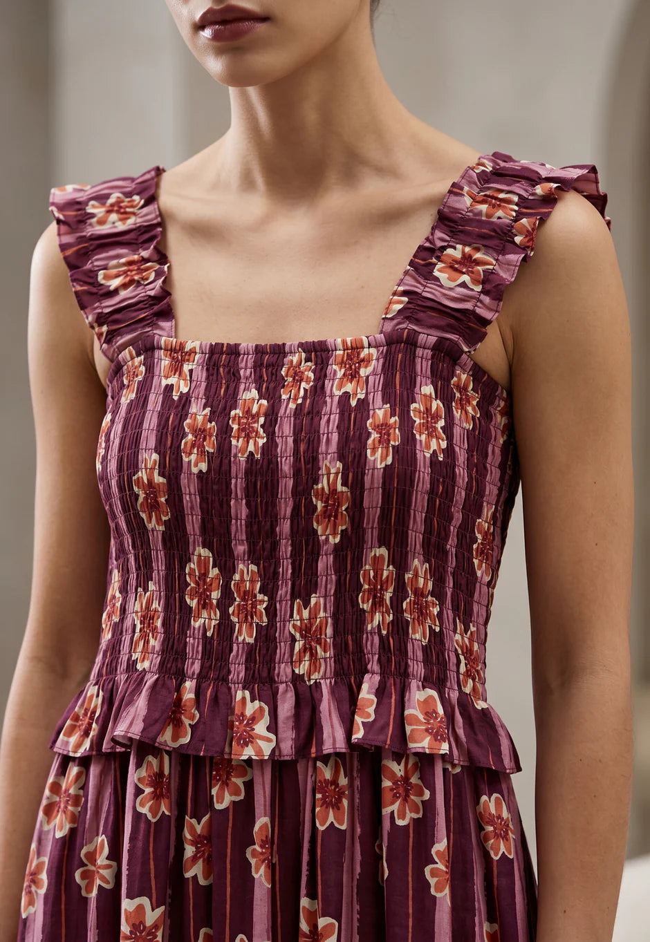Robe fleurie smockée à bretelles volantées vue 11