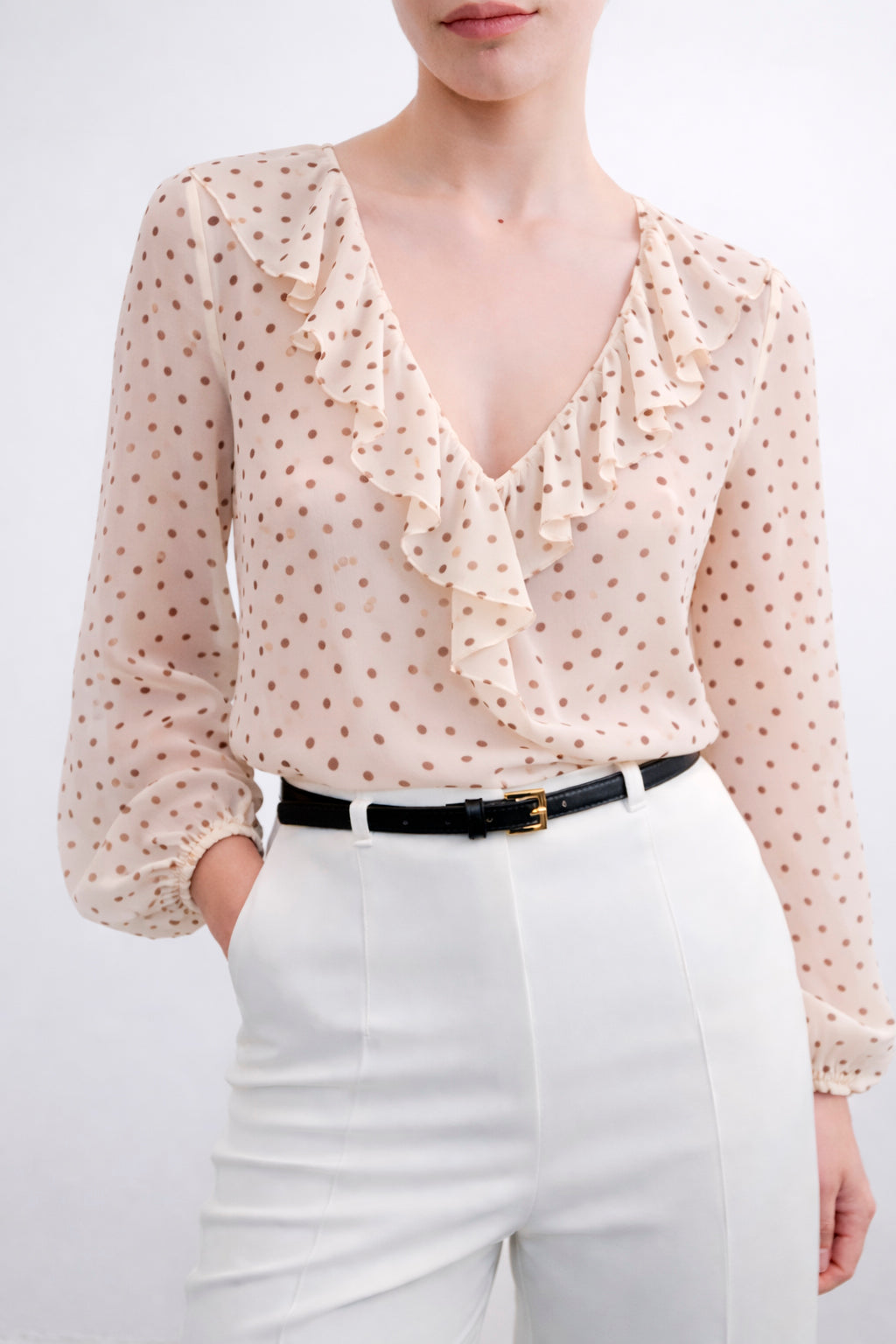 Blouse à volants pois écru détail col V