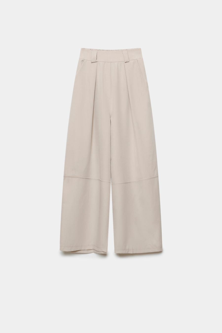 Pantalon court plissé taille haute ceinture élastique à poches posé sur une surface claire, mettant en avant sa couleur beige et son design élégant. Pantalon plissé femme.