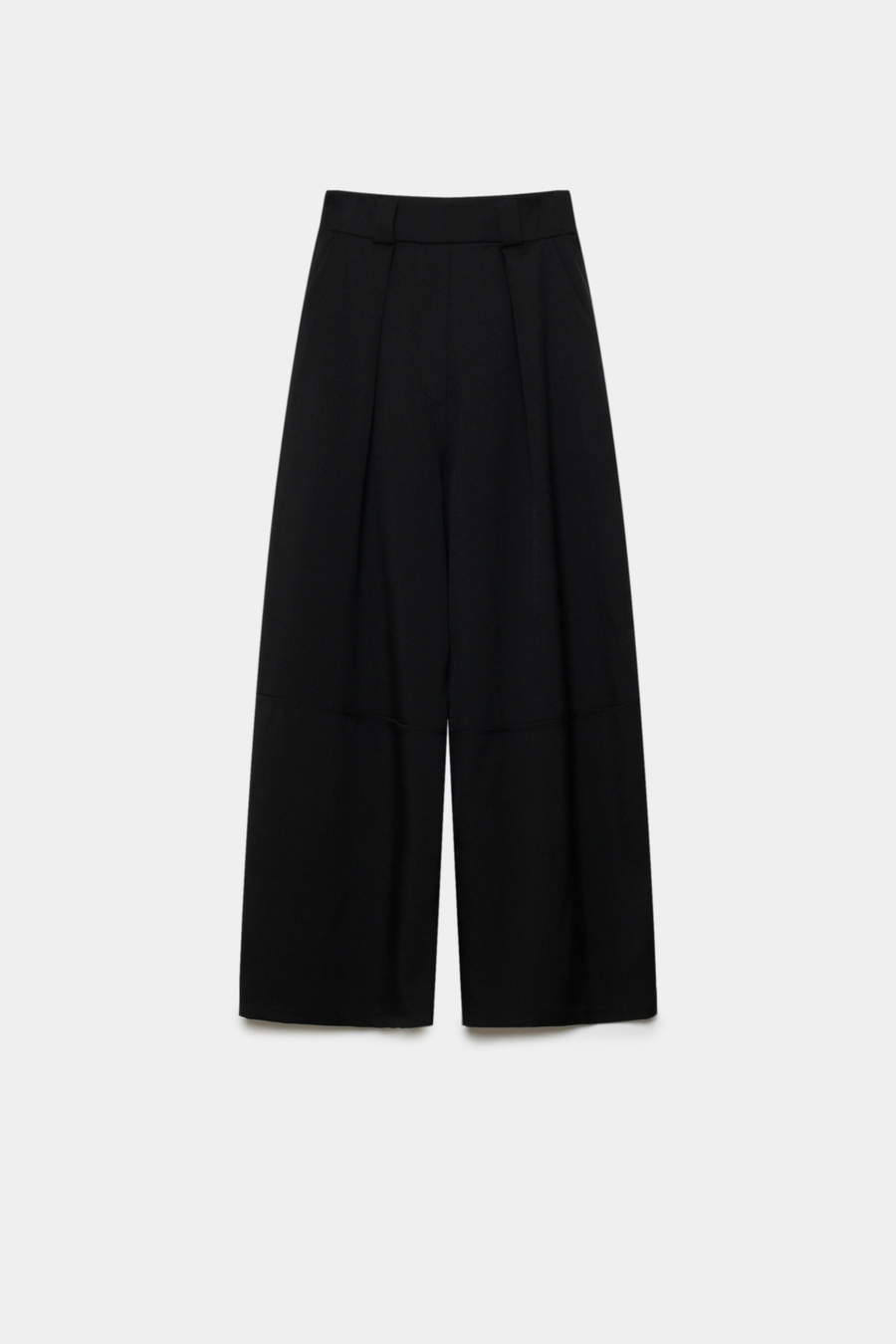 Pantalon court plissé taille haute ceinture élastique à poches en noir, posé sur fond neutre, illustrant un choix de vêtement chic pour toutes occasions. Pantalon plissé femme.