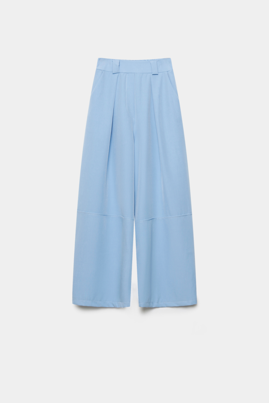 Pantalon court plissé taille haute ceinture élastique à poches, présenté sur fond blanc, mettant en avant sa coupe élégante et moderne. Pantalon plissé femme.