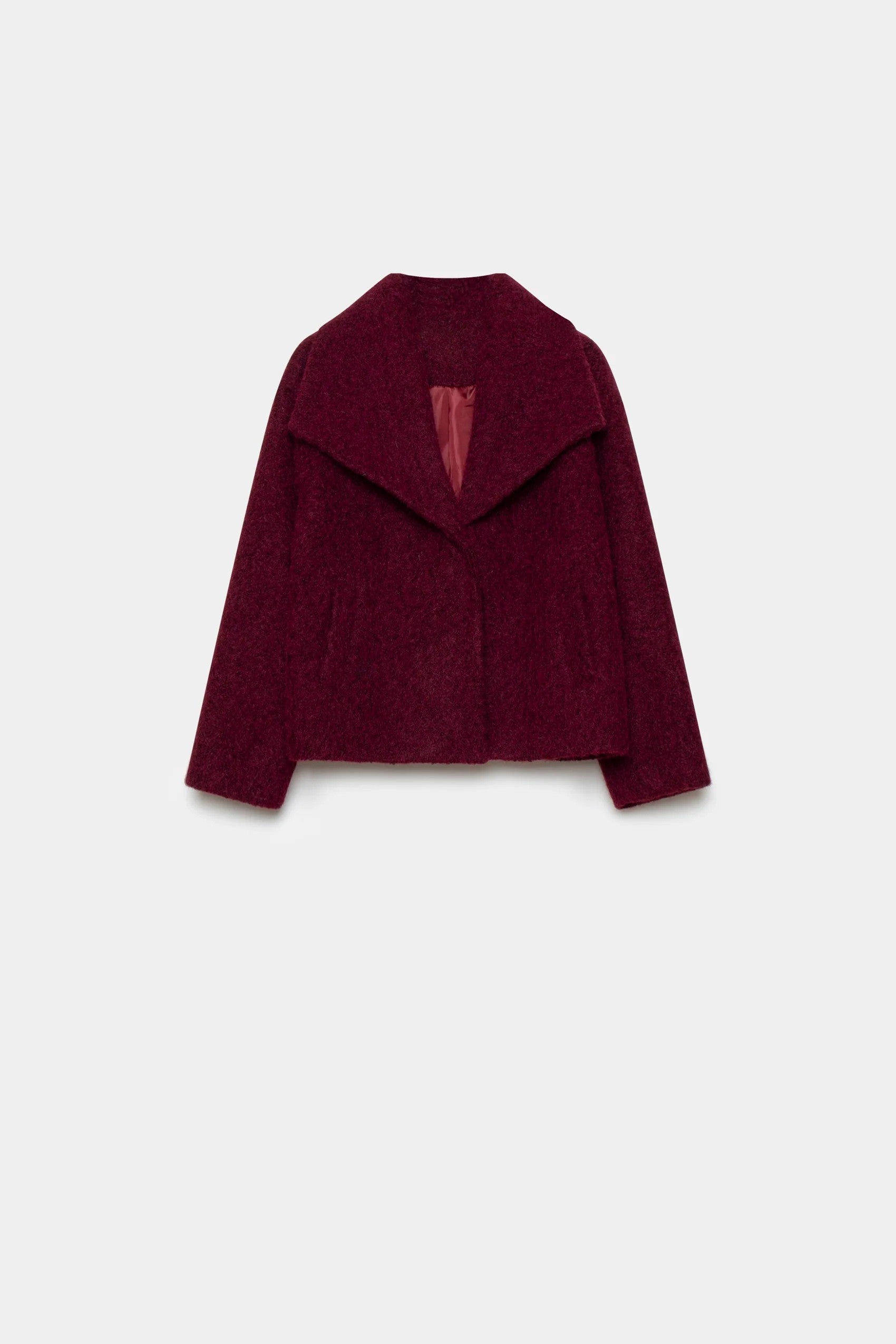 Veste courte effet poil doublée col à revers vue de face en rouge, souligant son design tendance. Veste courte femme.