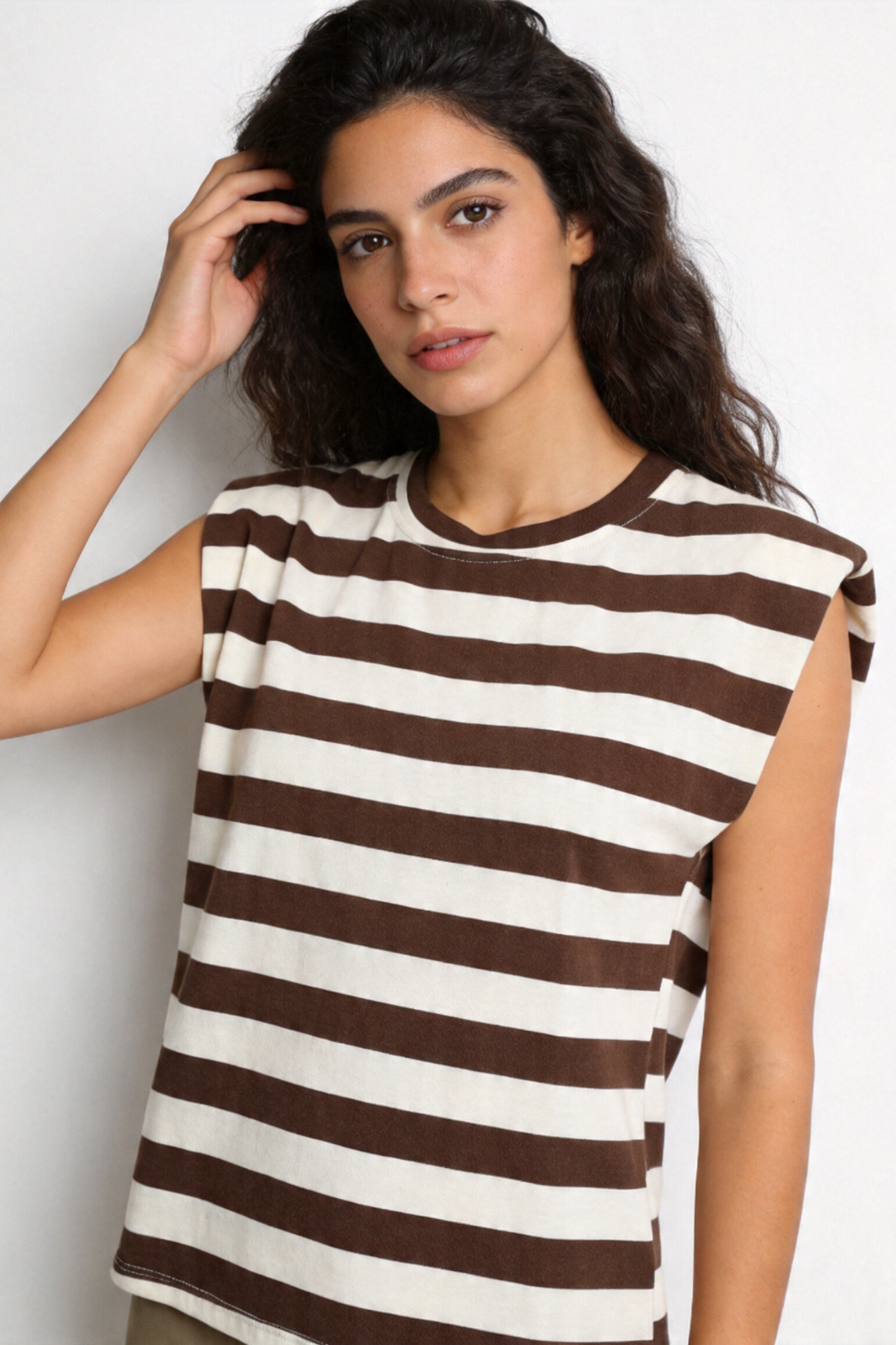détail matière t shirt rayé marron sans manches